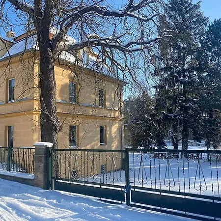 Holiday home Sophienschloesschen Nahe Berlin - Exklusive Zeit Zwischen 5 Seen Mit Grosser Kueche, Gratis Sauna & 3500qm Garten Marienwerder